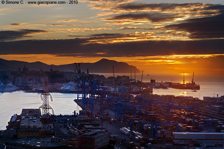 Il porto di Genova all'alba - (Genoa harbour at dawn)