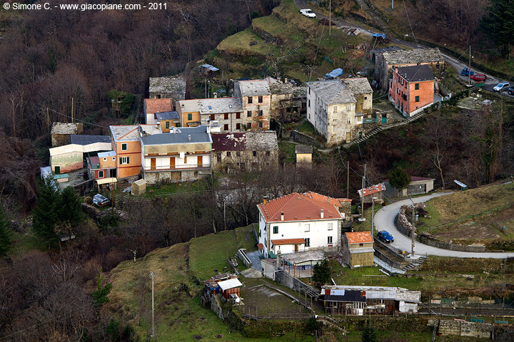 Zolezzi - (Zolezzi village from Rocca di Borzone top)