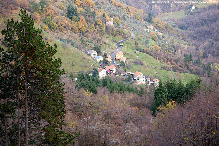 Recroso dalle pendici del monte Cucco - (Recroso village from Monte Cucco slopes)